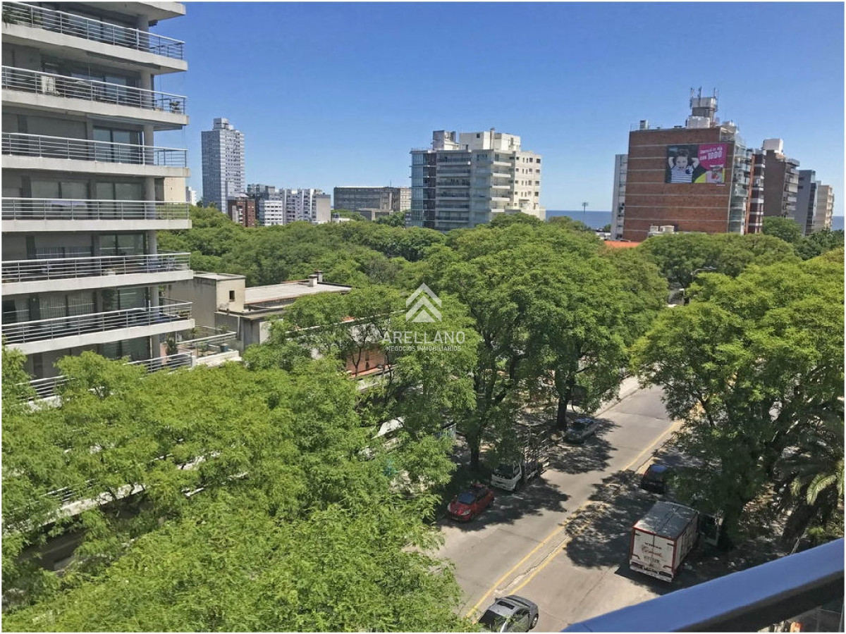 Apartamento ID.4765 - Punta Carretas, sobre Av Sarmiento, al frente. Gran terraza. Con renta
