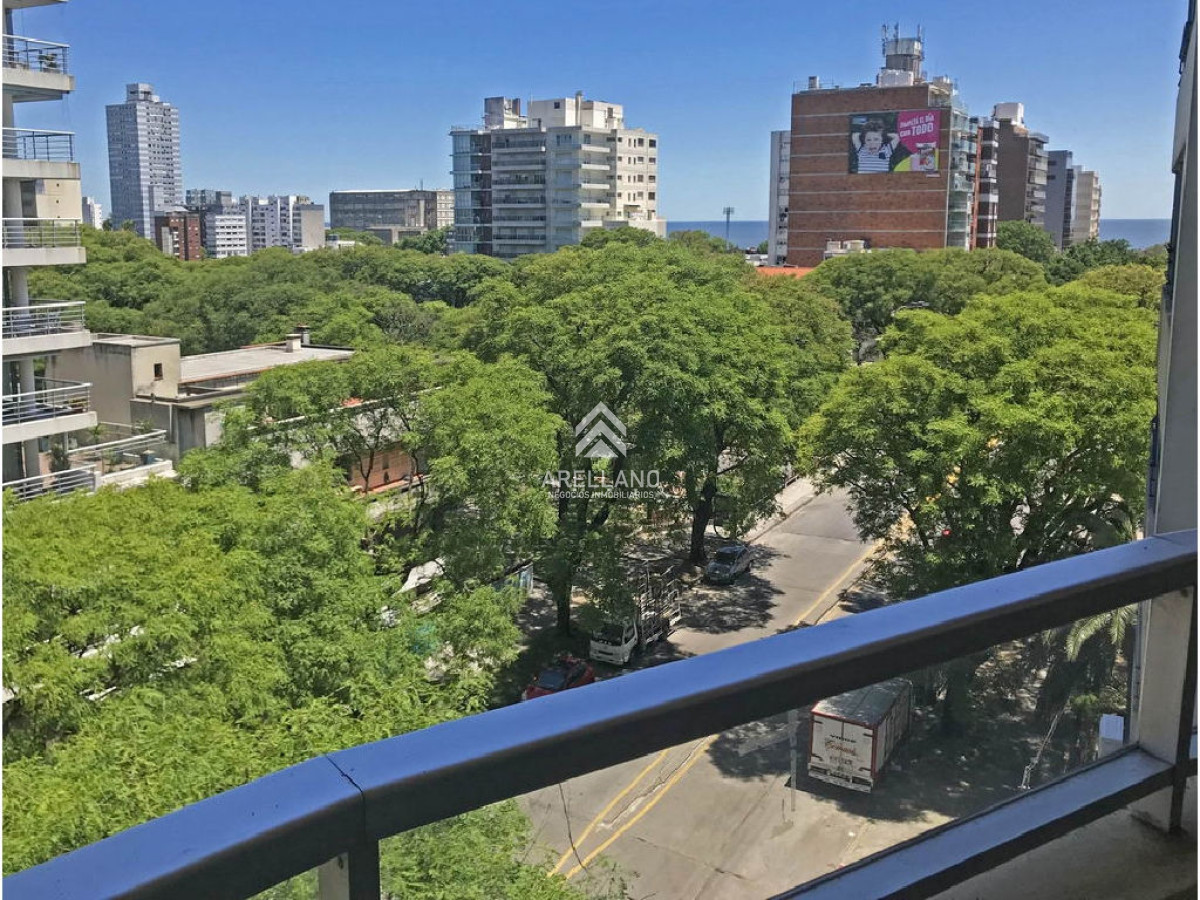 Apartamento ID.4765 - Punta Carretas, sobre Av Sarmiento, al frente. Gran terraza. Con renta