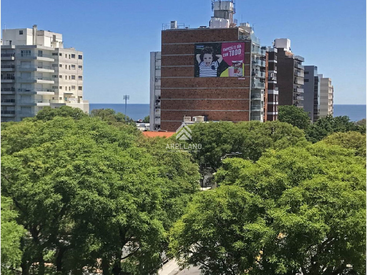 Apartamento ID.4765 - Punta Carretas, sobre Av Sarmiento, al frente. Gran terraza. Con renta
