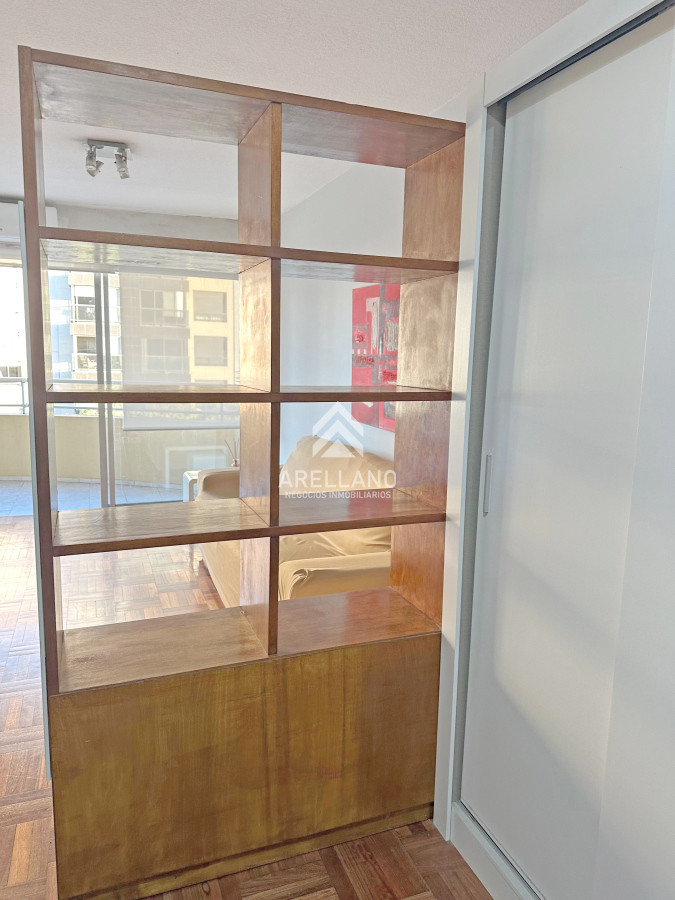Apartamento ID.4765 - Punta Carretas, sobre Av Sarmiento, al frente. Gran terraza. Con renta
