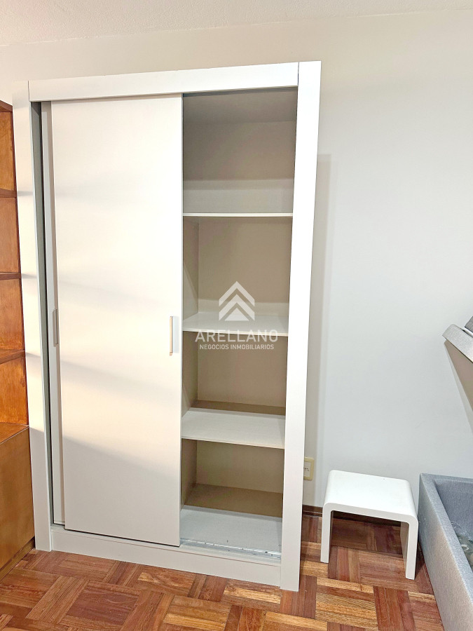 Apartamento ID.4765 - Punta Carretas, sobre Av Sarmiento, al frente. Gran terraza. Con renta
