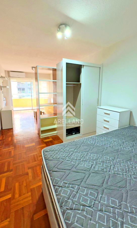 Apartamento ID.4765 - Punta Carretas, sobre Av Sarmiento, al frente. Gran terraza. Con renta