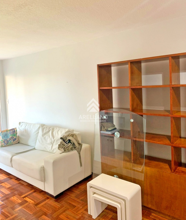 Apartamento ID.4765 - Punta Carretas, sobre Av Sarmiento, al frente. Gran terraza. Con renta