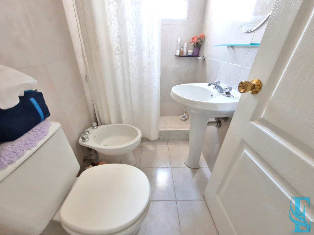 Apartamento ID.527 - Piso alto en Playa Brava con todos los servicios y gastos bajos.