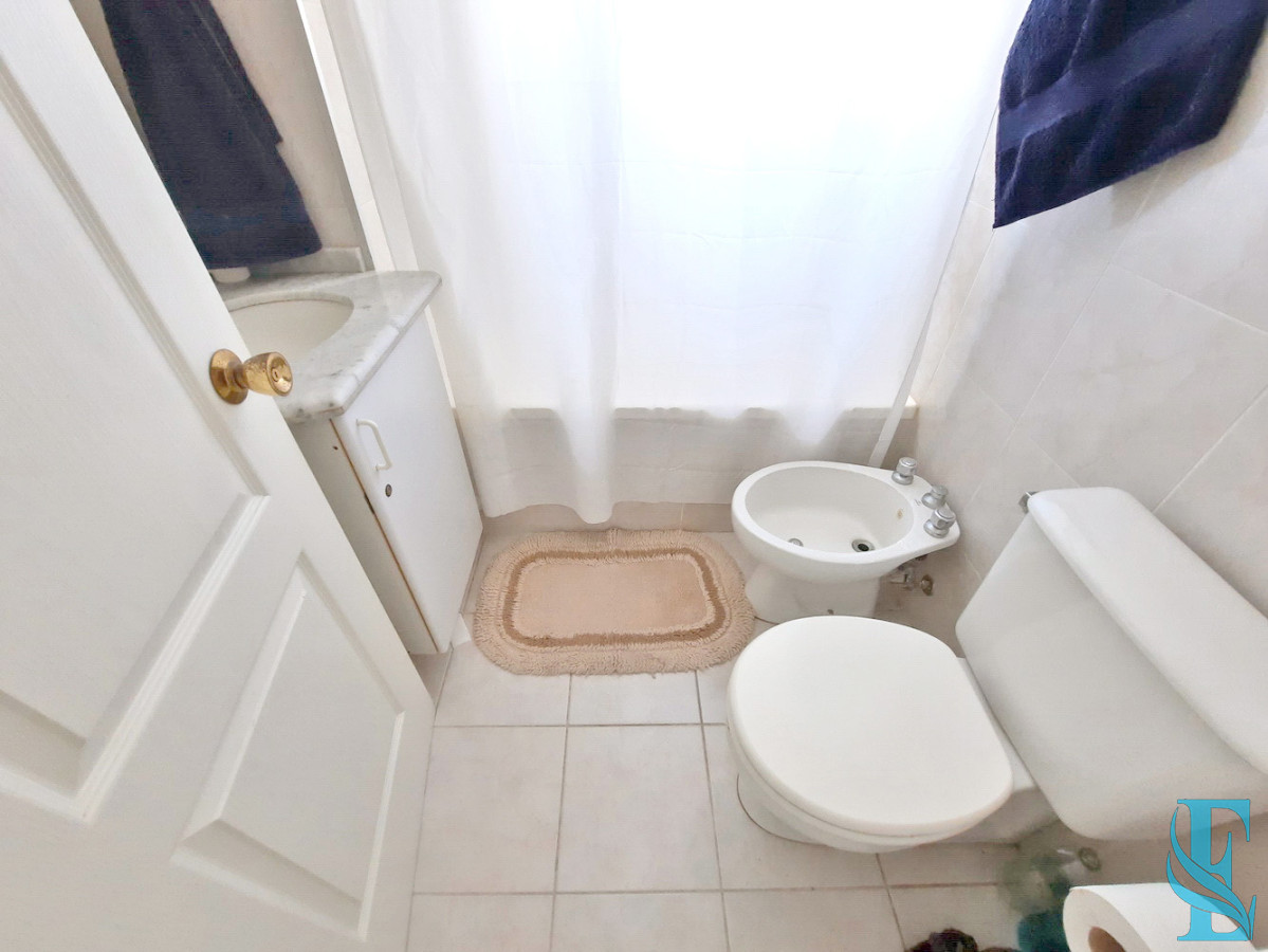 Apartamento ID.527 - Piso alto en Playa Brava con todos los servicios y gastos bajos.