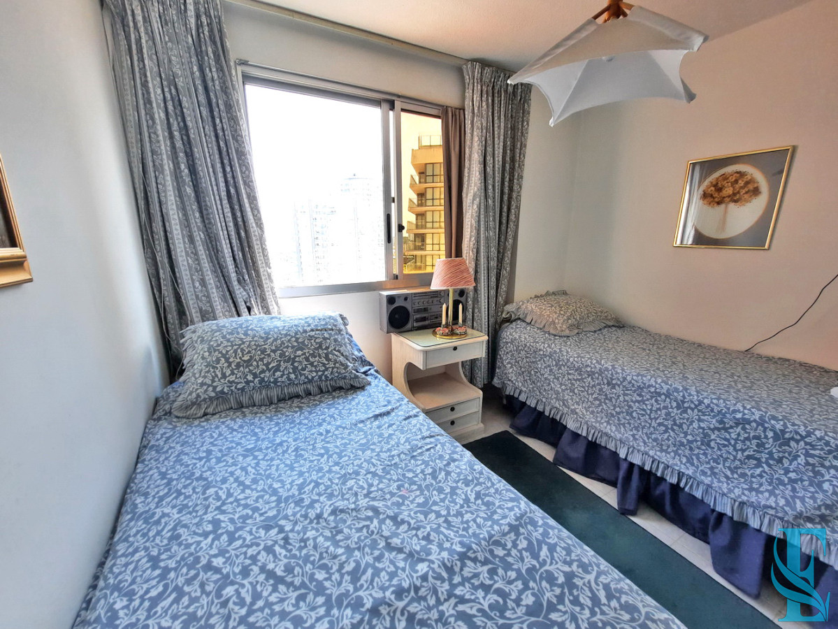 Apartamento ID.527 - Piso alto en Playa Brava con todos los servicios y gastos bajos.