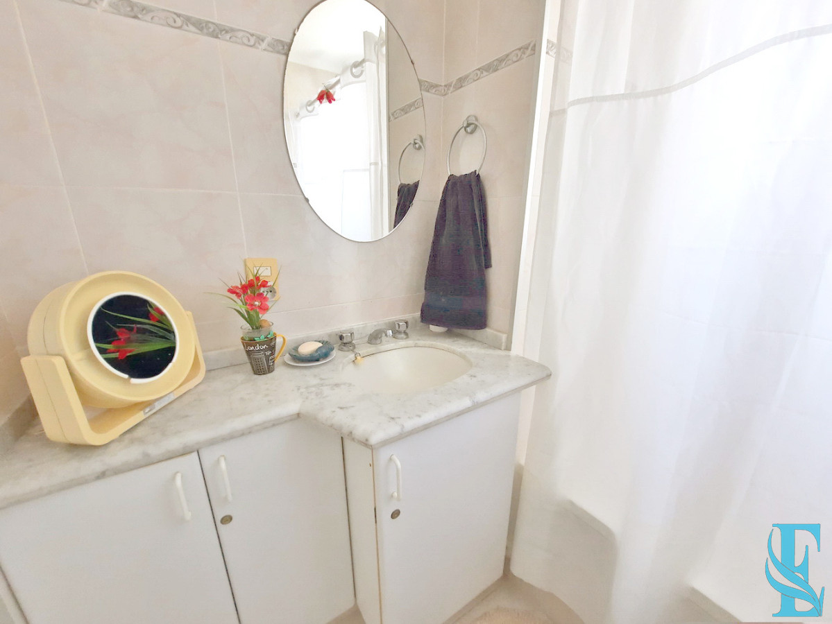 Apartamento ID.527 - Piso alto en Playa Brava con todos los servicios y gastos bajos.