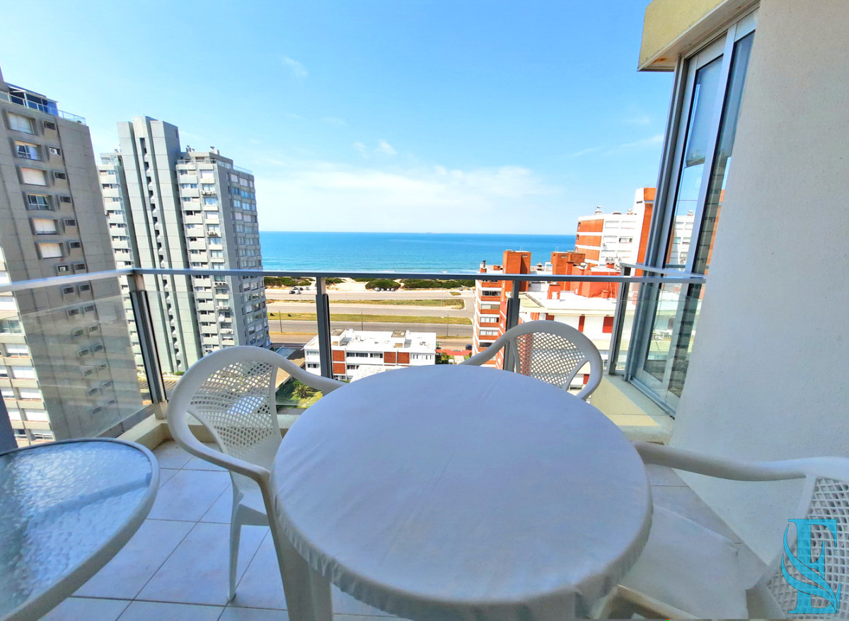 Apartamento ID.527 - Piso alto en Playa Brava con todos los servicios y gastos bajos.