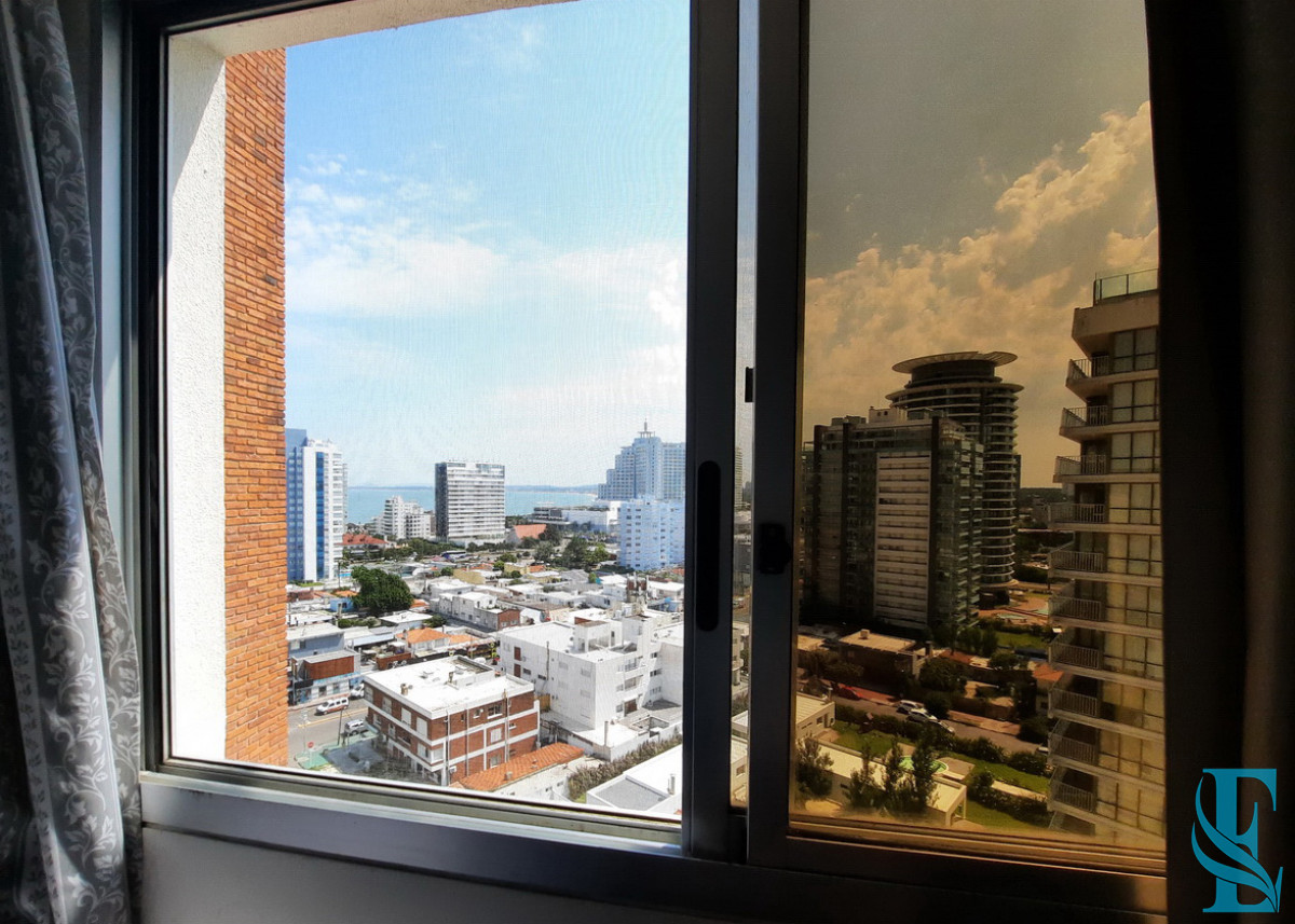 Apartamento ID.527 - Piso alto en Playa Brava con todos los servicios y gastos bajos.