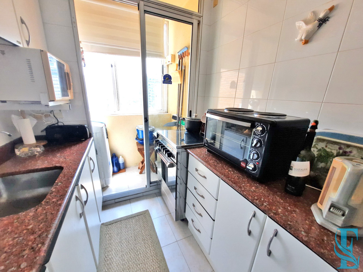 Apartamento ID.527 - Piso alto en Playa Brava con todos los servicios y gastos bajos.