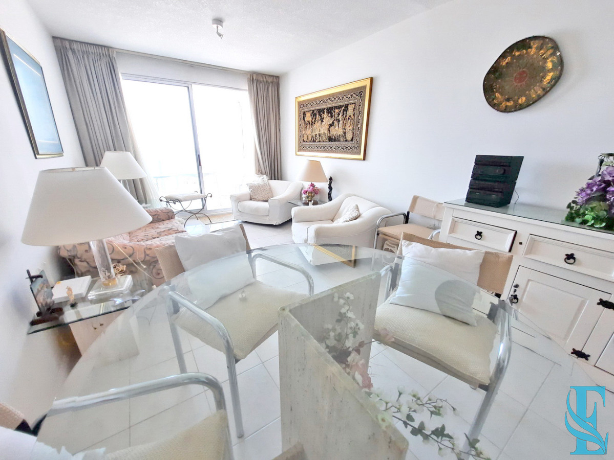 Apartamento ID.527 - Piso alto en Playa Brava con todos los servicios y gastos bajos.