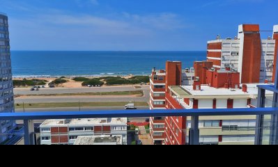 Piso alto en Playa Brava con todos los servicios y gastos bajos.