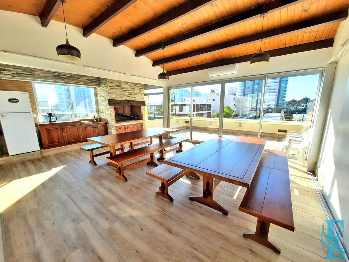 Apartamento ID.527 - Piso alto en Playa Brava con todos los servicios y gastos bajos.