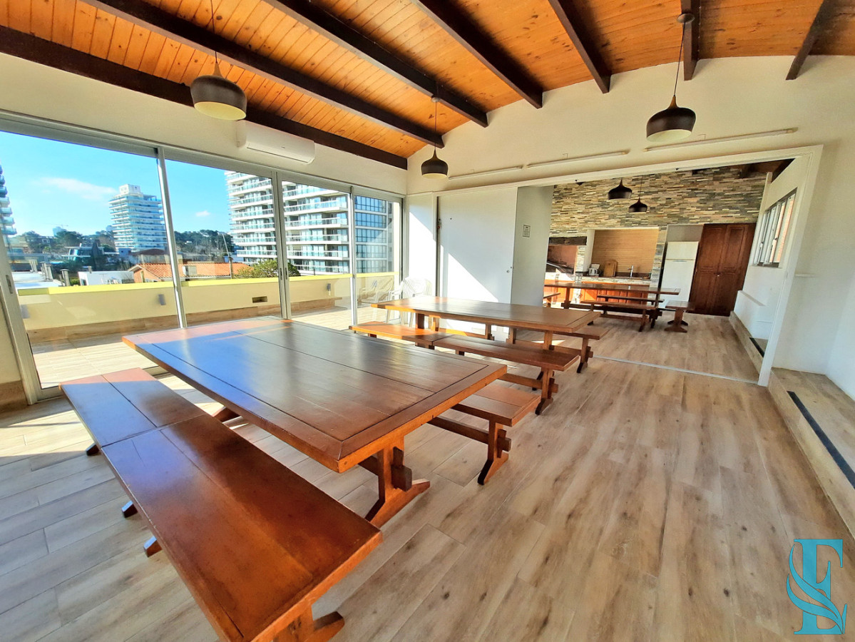 Apartamento ID.527 - Piso alto en Playa Brava con todos los servicios y gastos bajos.