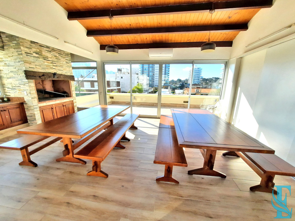 Apartamento ID.527 - Piso alto en Playa Brava con todos los servicios y gastos bajos.