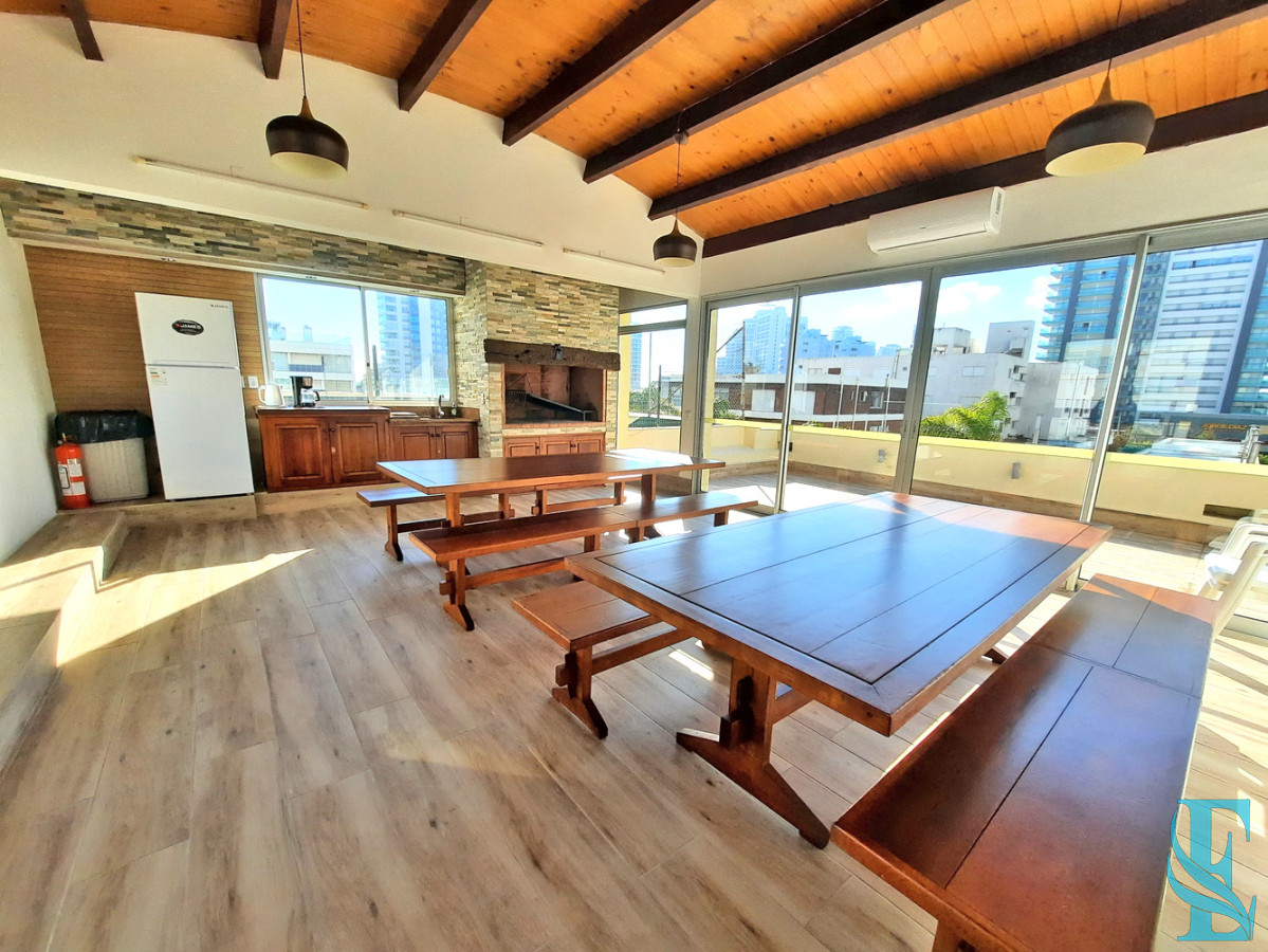 Apartamento ID.527 - Piso alto en Playa Brava con todos los servicios y gastos bajos.