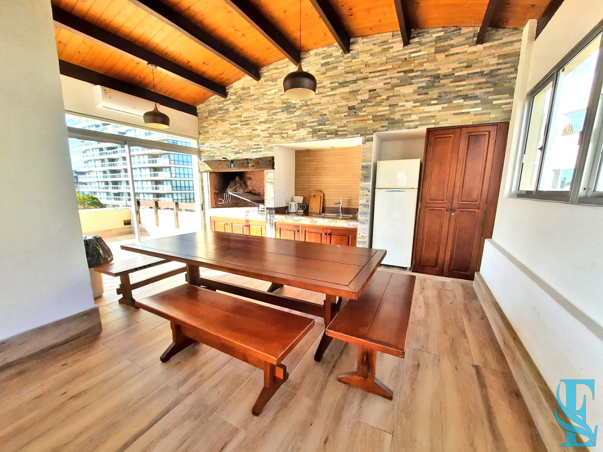 Apartamento ID.527 - Piso alto en Playa Brava con todos los servicios y gastos bajos.