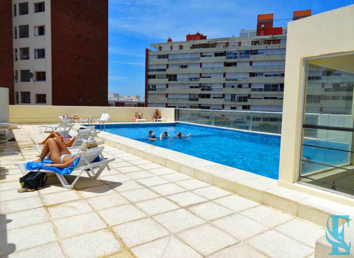 Apartamento ID.527 - Piso alto en Playa Brava con todos los servicios y gastos bajos.