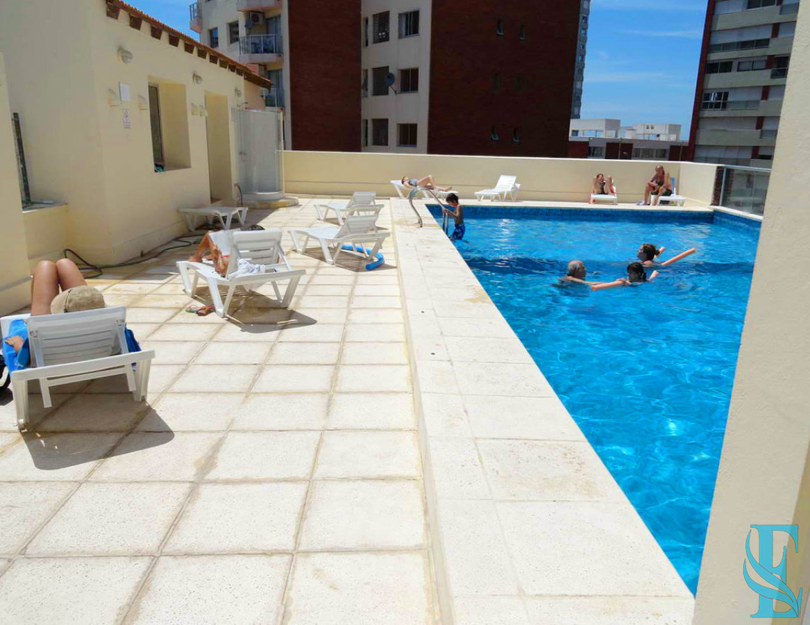 Apartamento ID.527 - Piso alto en Playa Brava con todos los servicios y gastos bajos.