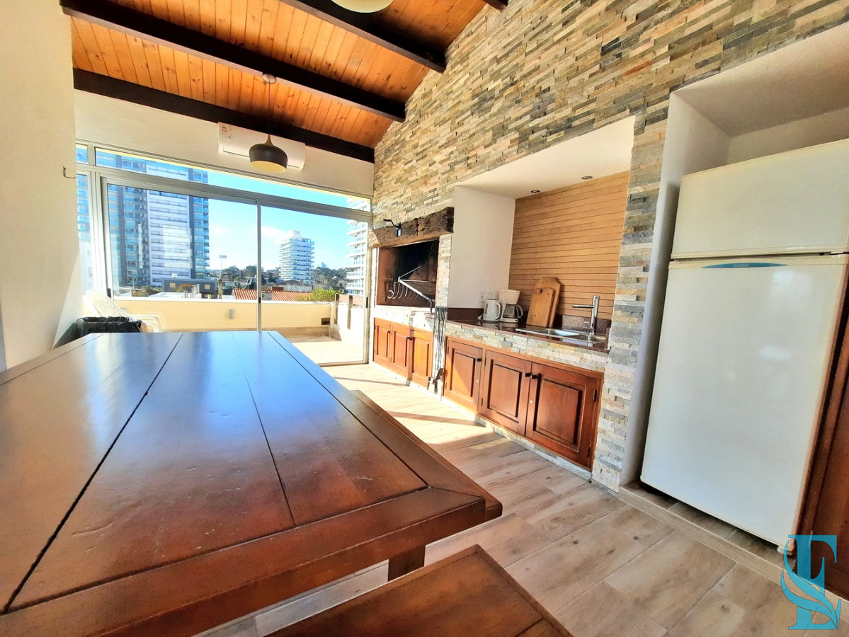 Apartamento ID.527 - Piso alto en Playa Brava con todos los servicios y gastos bajos.