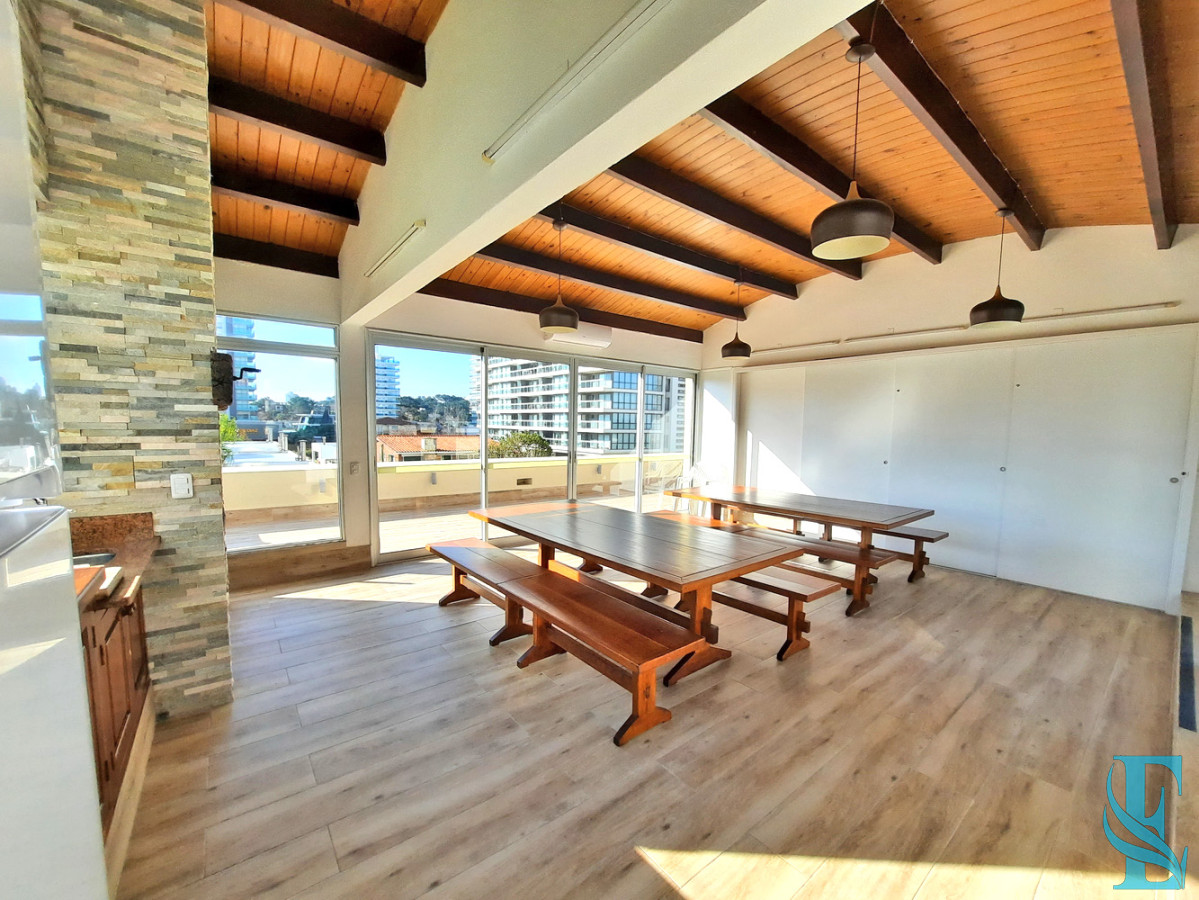 Apartamento ID.527 - Piso alto en Playa Brava con todos los servicios y gastos bajos.