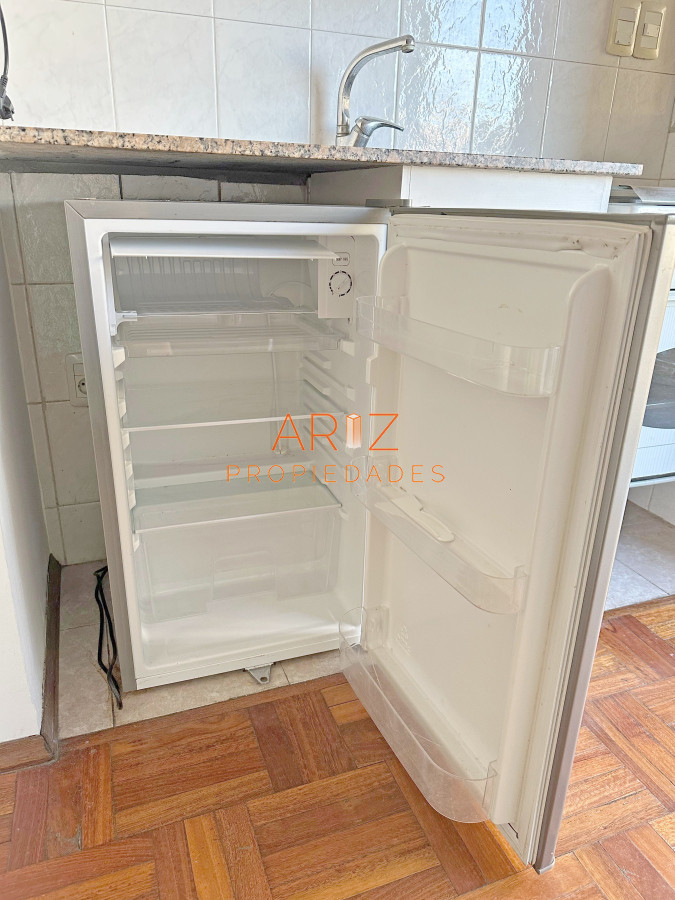 Apartamento ID.2382 - Punta Carretas, sobre Av Sarmiento, al frente. Gran terraza. Con renta