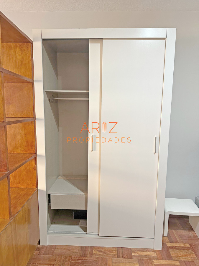 Apartamento ID.2382 - Punta Carretas, sobre Av Sarmiento, al frente. Gran terraza. Con renta