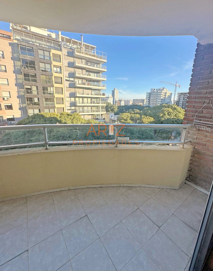 Apartamento ID.2382 - Punta Carretas, sobre Av Sarmiento, al frente. Gran terraza. Con renta