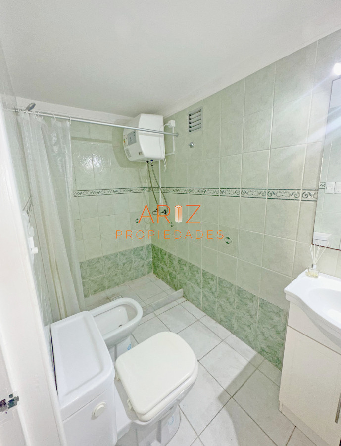 Apartamento ID.2382 - Punta Carretas, sobre Av Sarmiento, al frente. Gran terraza. Con renta