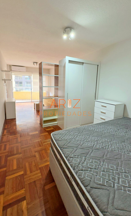 Apartamento ID.2382 - Punta Carretas, sobre Av Sarmiento, al frente. Gran terraza. Con renta