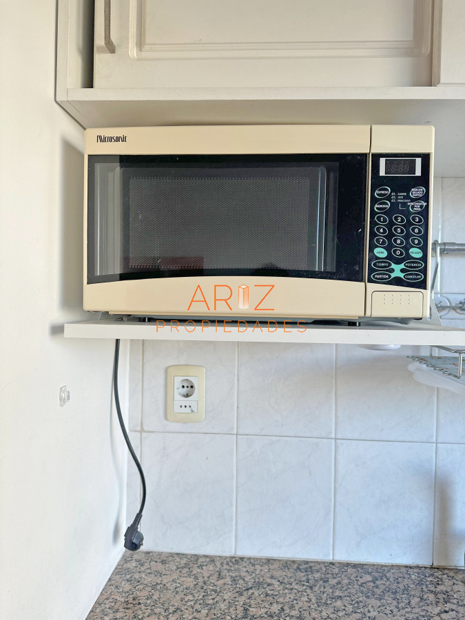 Apartamento ID.2382 - Punta Carretas, sobre Av Sarmiento, al frente. Gran terraza. Con renta