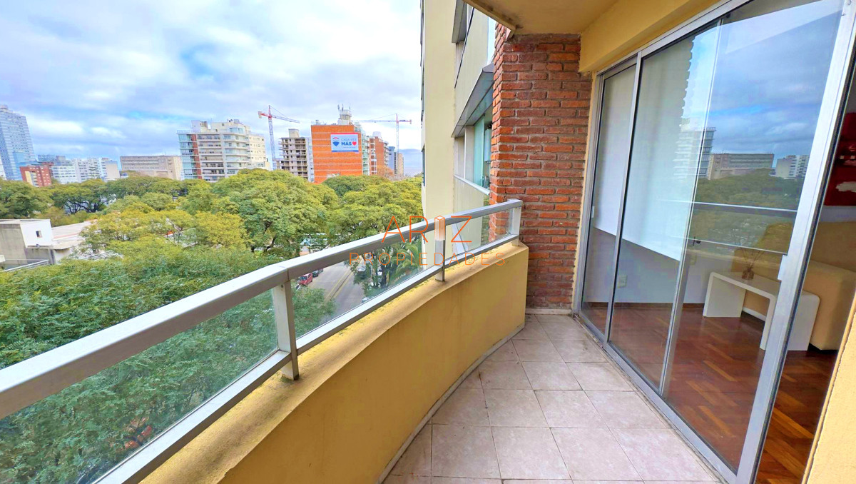 Apartamento ID.2382 - Punta Carretas, sobre Av Sarmiento, al frente. Gran terraza. Con renta
