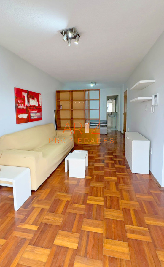 Apartamento ID.2382 - Punta Carretas, sobre Av Sarmiento, al frente. Gran terraza. Con renta