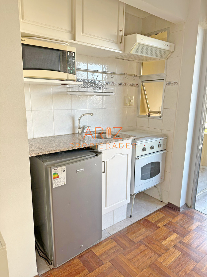 Apartamento ID.2382 - Punta Carretas, sobre Av Sarmiento, al frente. Gran terraza. Con renta