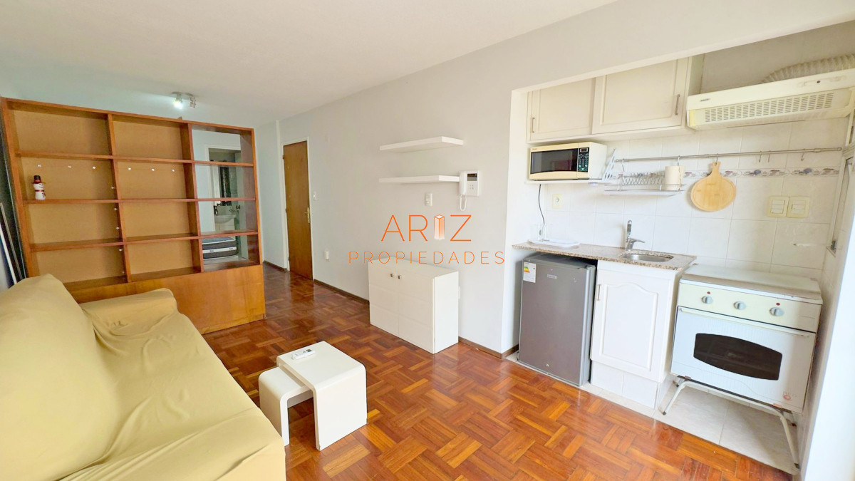 Apartamento ID.2382 - Punta Carretas, sobre Av Sarmiento, al frente. Gran terraza. Con renta