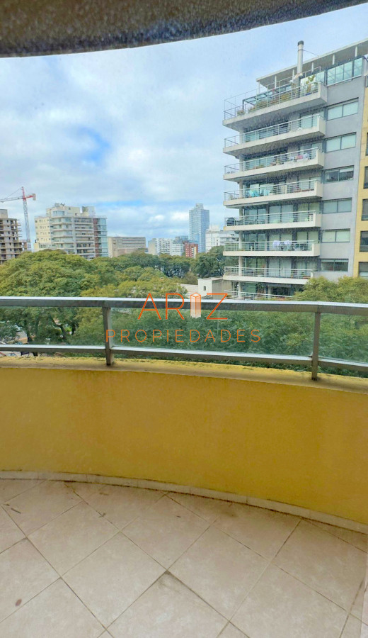 Apartamento ID.2382 - Punta Carretas, sobre Av Sarmiento, al frente. Gran terraza. Con renta