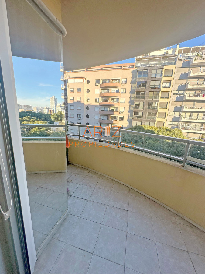 Apartamento ID.2382 - Punta Carretas, sobre Av Sarmiento, al frente. Gran terraza. Con renta