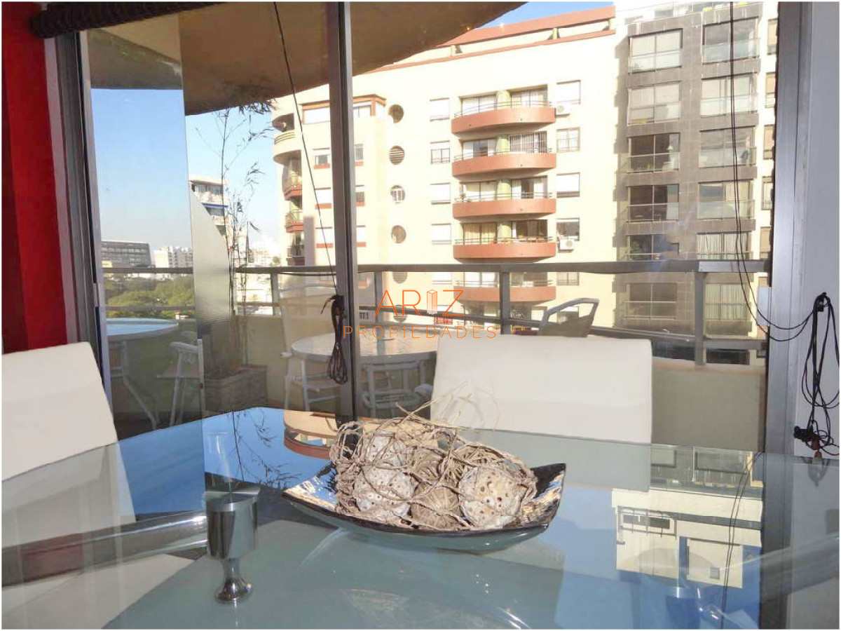 Apartamento ID.2382 - Punta Carretas, sobre Av Sarmiento, al frente. Gran terraza. Con renta