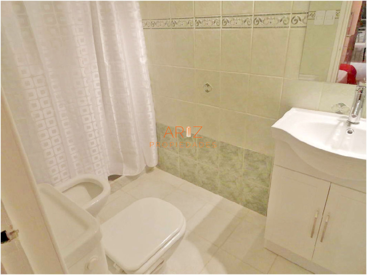 Apartamento ID.2382 - Punta Carretas, sobre Av Sarmiento, al frente. Gran terraza. Con renta