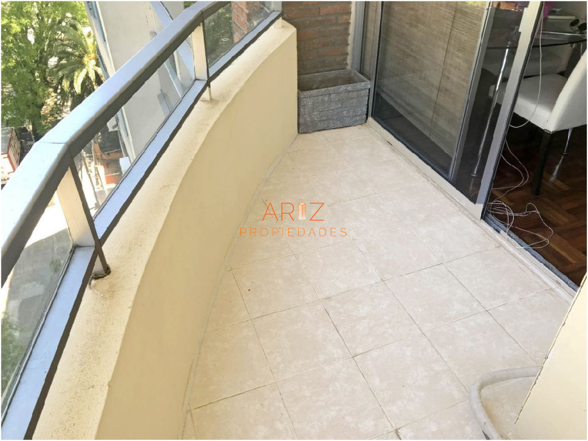 Apartamento ID.2382 - Punta Carretas, sobre Av Sarmiento, al frente. Gran terraza. Con renta
