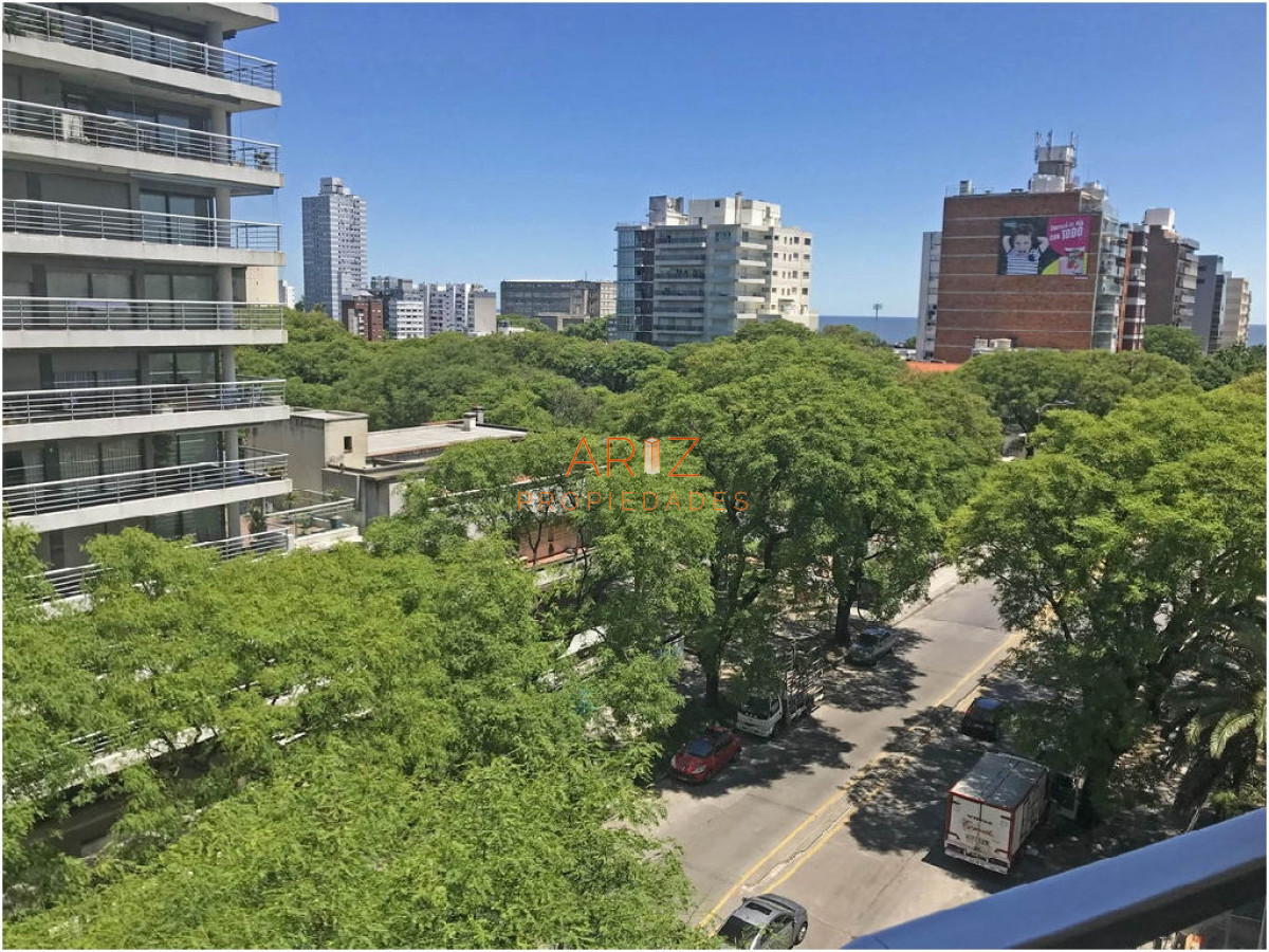 Apartamento ID.2382 - Punta Carretas, sobre Av Sarmiento, al frente. Gran terraza. Con renta