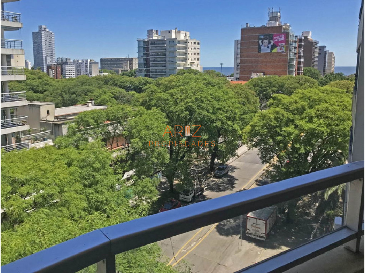 Apartamento ID.2382 - Punta Carretas, sobre Av Sarmiento, al frente. Gran terraza. Con renta