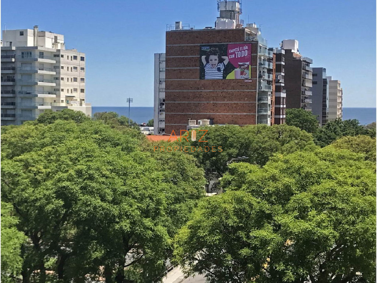 Apartamento ID.2382 - Punta Carretas, sobre Av Sarmiento, al frente. Gran terraza. Con renta