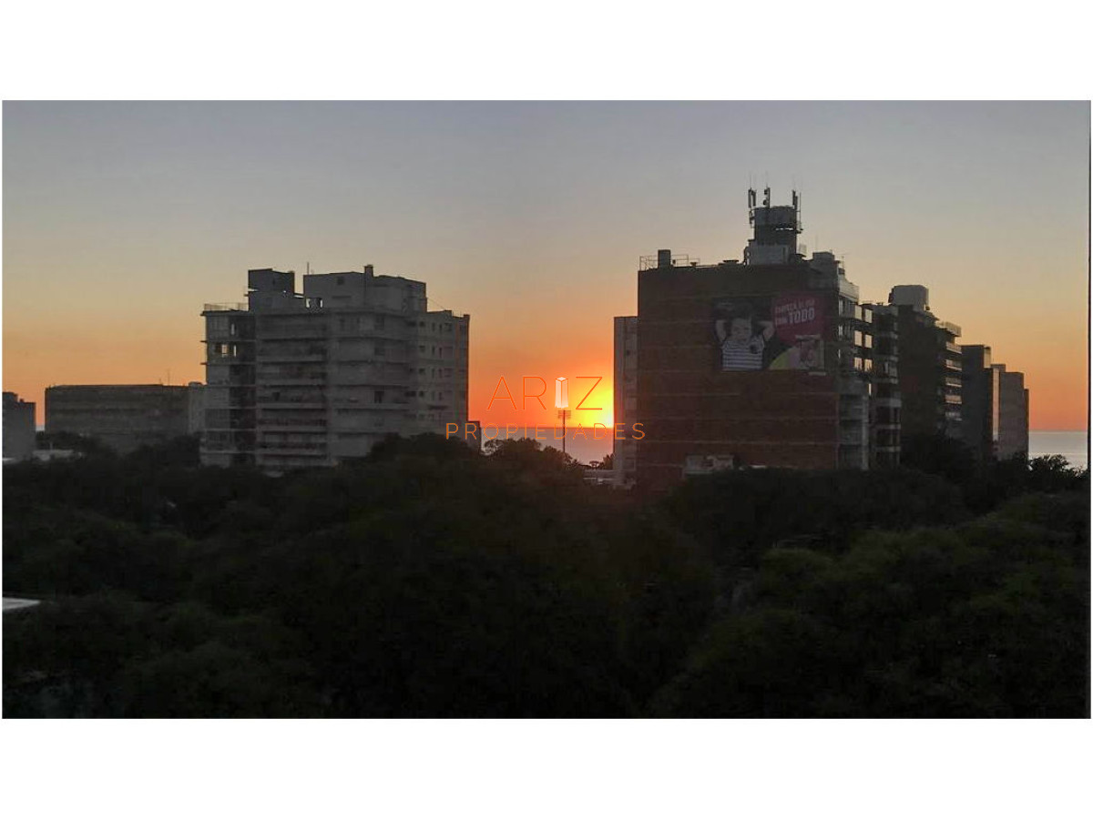 Apartamento ID.2382 - Punta Carretas, sobre Av Sarmiento, al frente. Gran terraza. Con renta