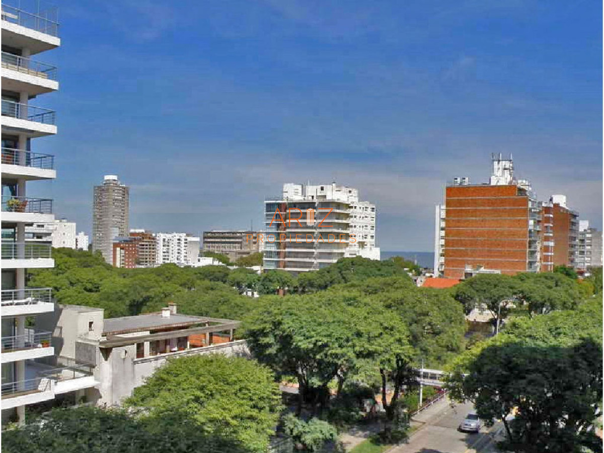 Apartamento ID.2382 - Punta Carretas, sobre Av Sarmiento, al frente. Gran terraza. Con renta
