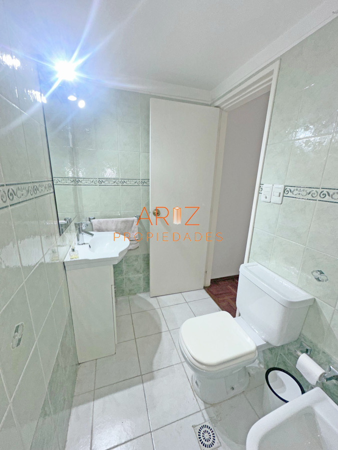 Apartamento ID.2382 - Punta Carretas, sobre Av Sarmiento, al frente. Gran terraza. Con renta