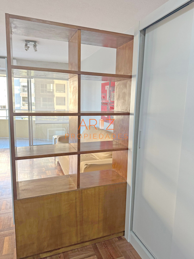 Apartamento ID.2382 - Punta Carretas, sobre Av Sarmiento, al frente. Gran terraza. Con renta