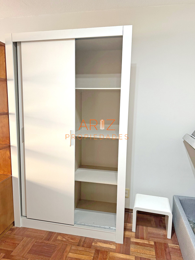 Apartamento ID.2382 - Punta Carretas, sobre Av Sarmiento, al frente. Gran terraza. Con renta