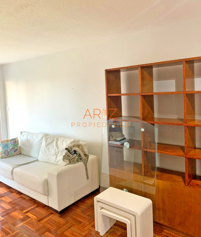 Apartamento ID.2382 - Punta Carretas, sobre Av Sarmiento, al frente. Gran terraza. Con renta