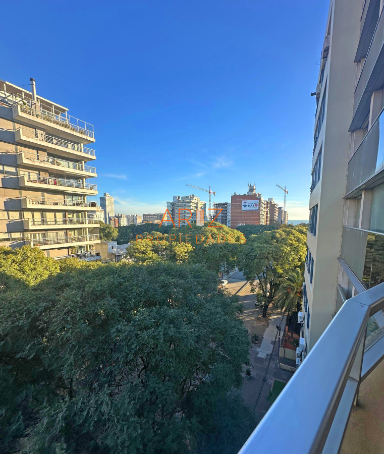 Apartamento ID.2382 - Punta Carretas, sobre Av Sarmiento, al frente. Gran terraza. Con renta